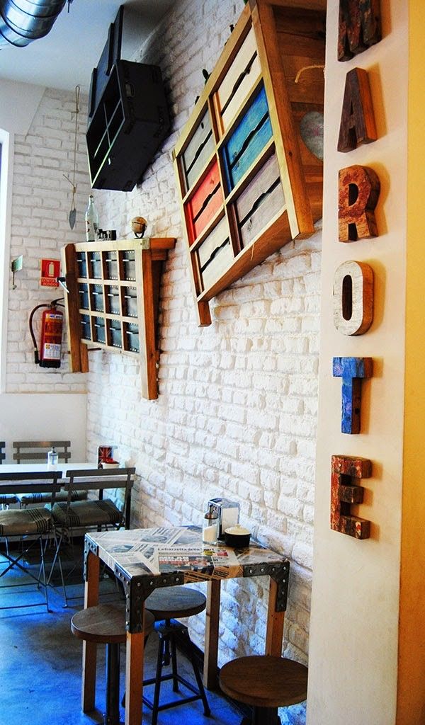 Café vintage Madrid mesas y silla de madera