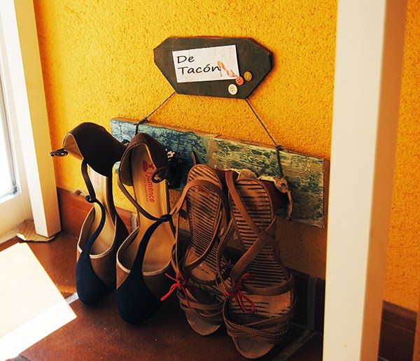 Un cartón de huevos para los tacones. Reciclar para crear objetos nuevos