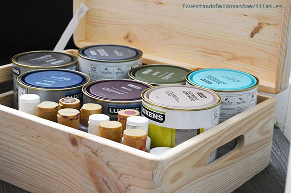 Orden en los botes de pintura.