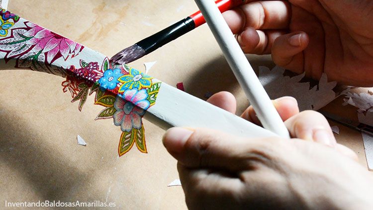 decorar-perchas-chalk-paint