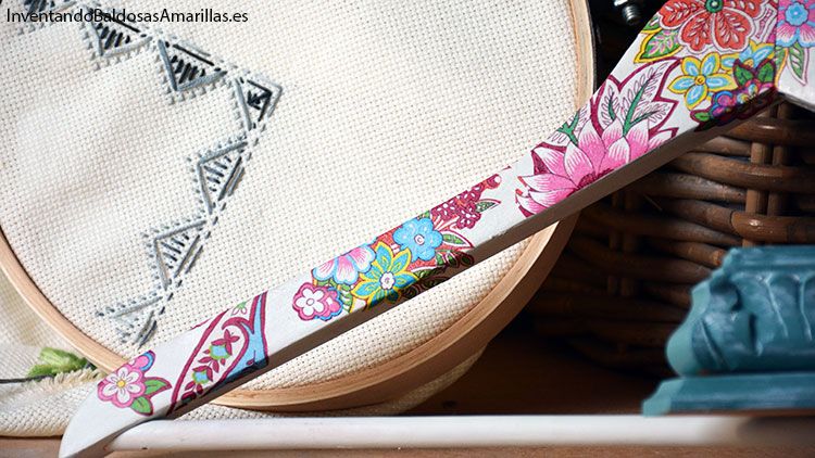 decorar-perchas-papel