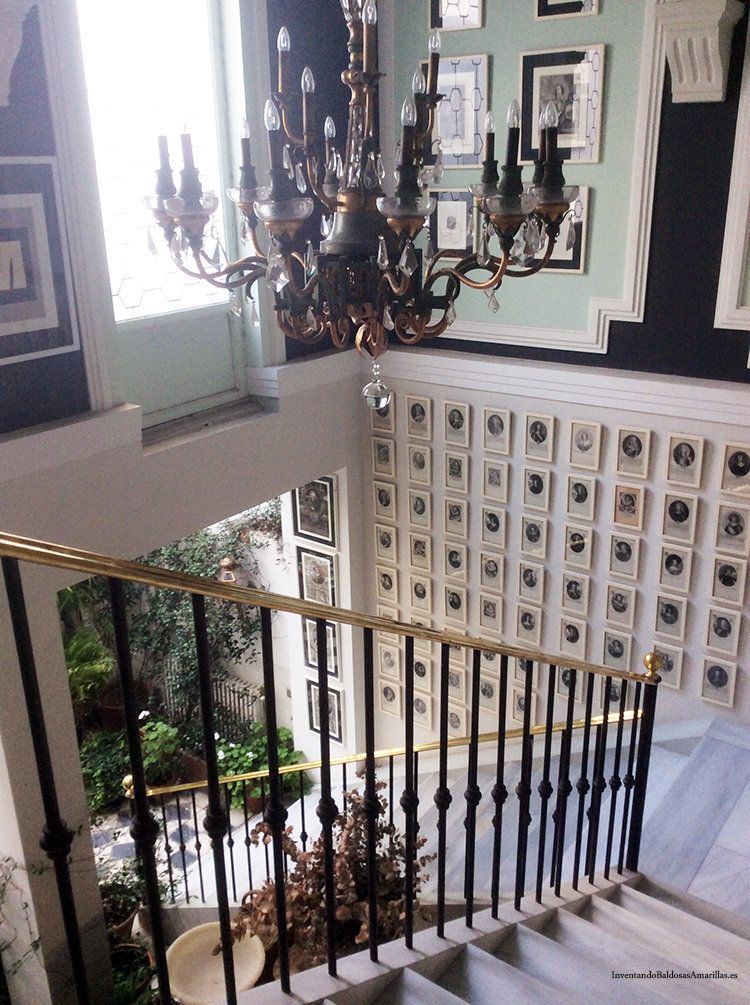 escalera decorada con cuadros