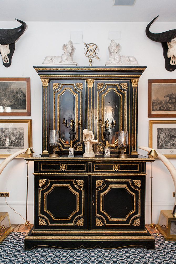 mueble negro y dorado