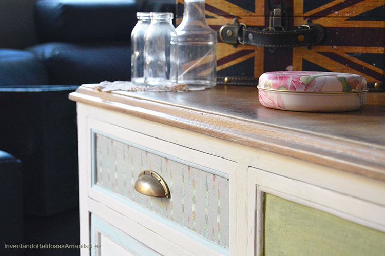 mueble madera decorado con papel