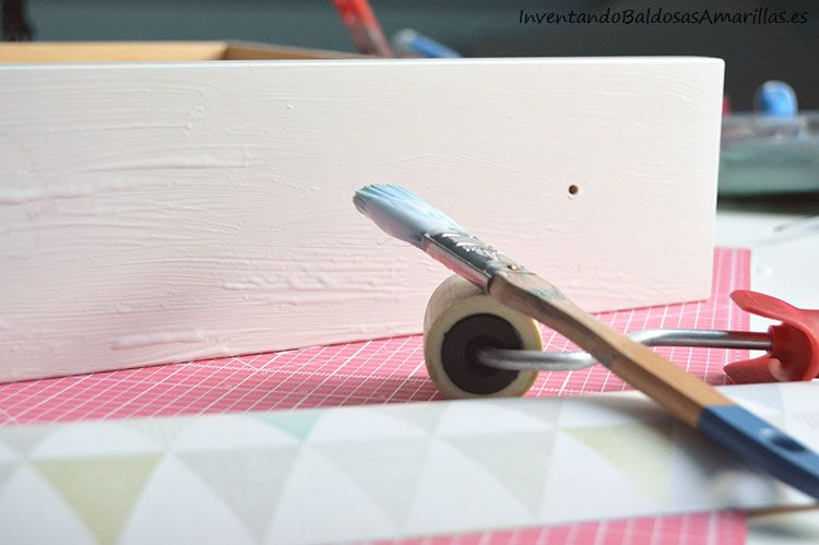 pegar-papel-pintado-decorar-muebles