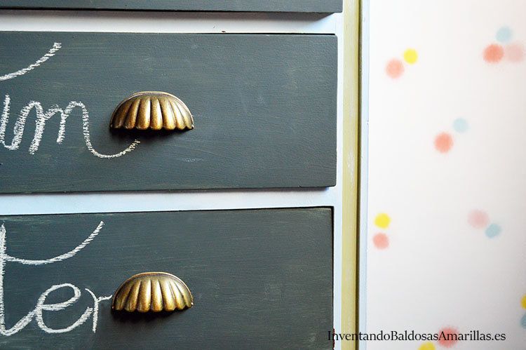 mueble-decorado-con-pintura-de-pizarra-colores