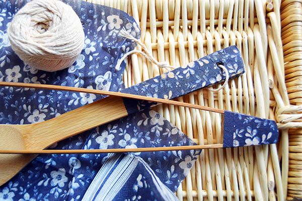 Utensilios de banbú decorados con flores diy decorar papel