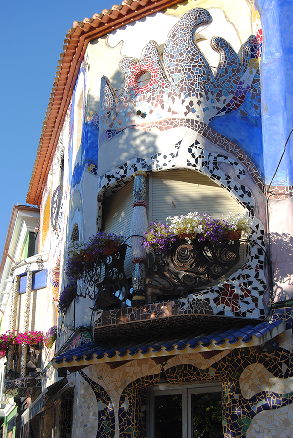 Pared y balcón inspirados en Gaudí